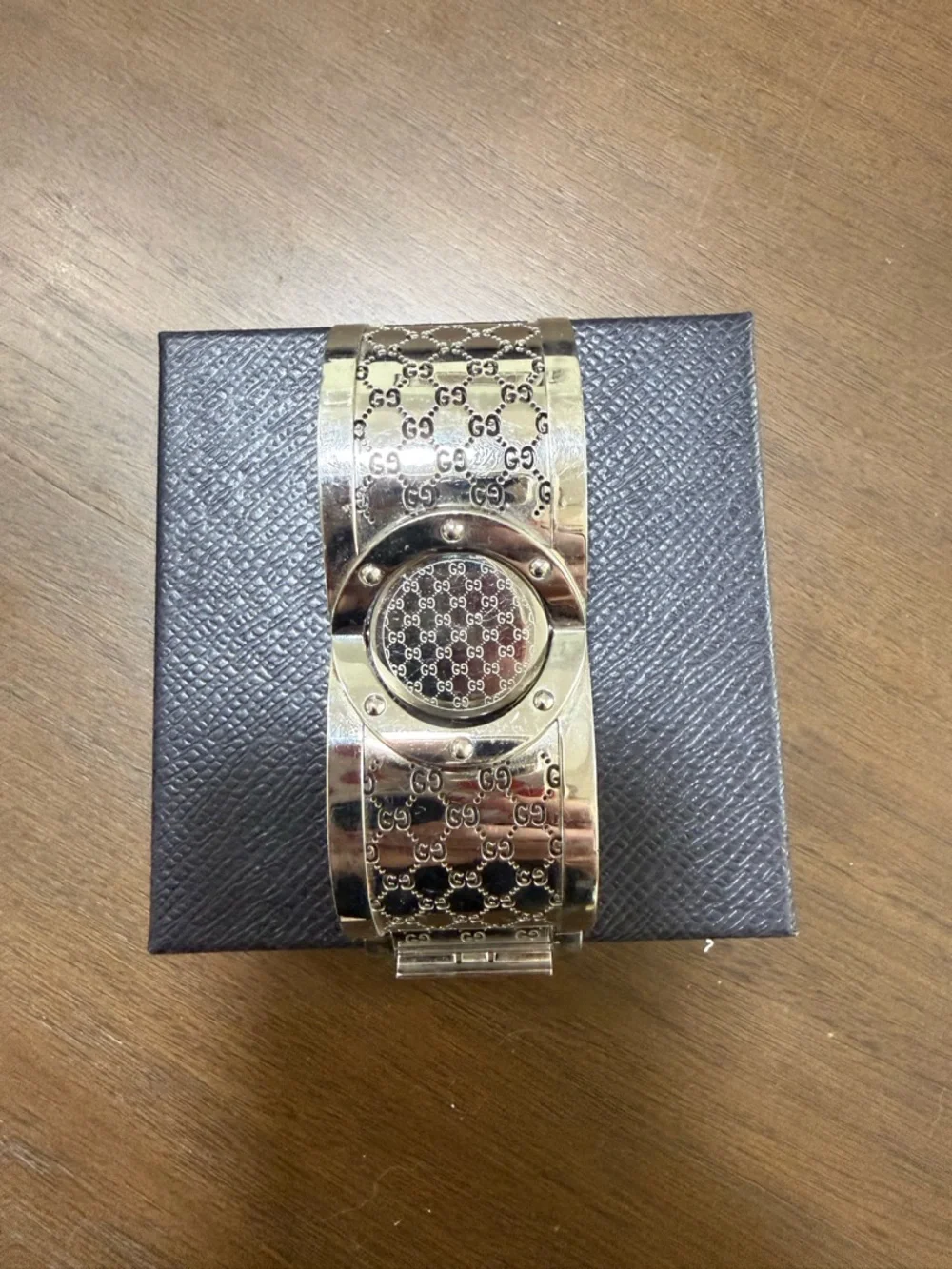 Gucci Silver 112 Twirl GG Pattern Cuff Watch with Gray Dial - Picture 3 of 7